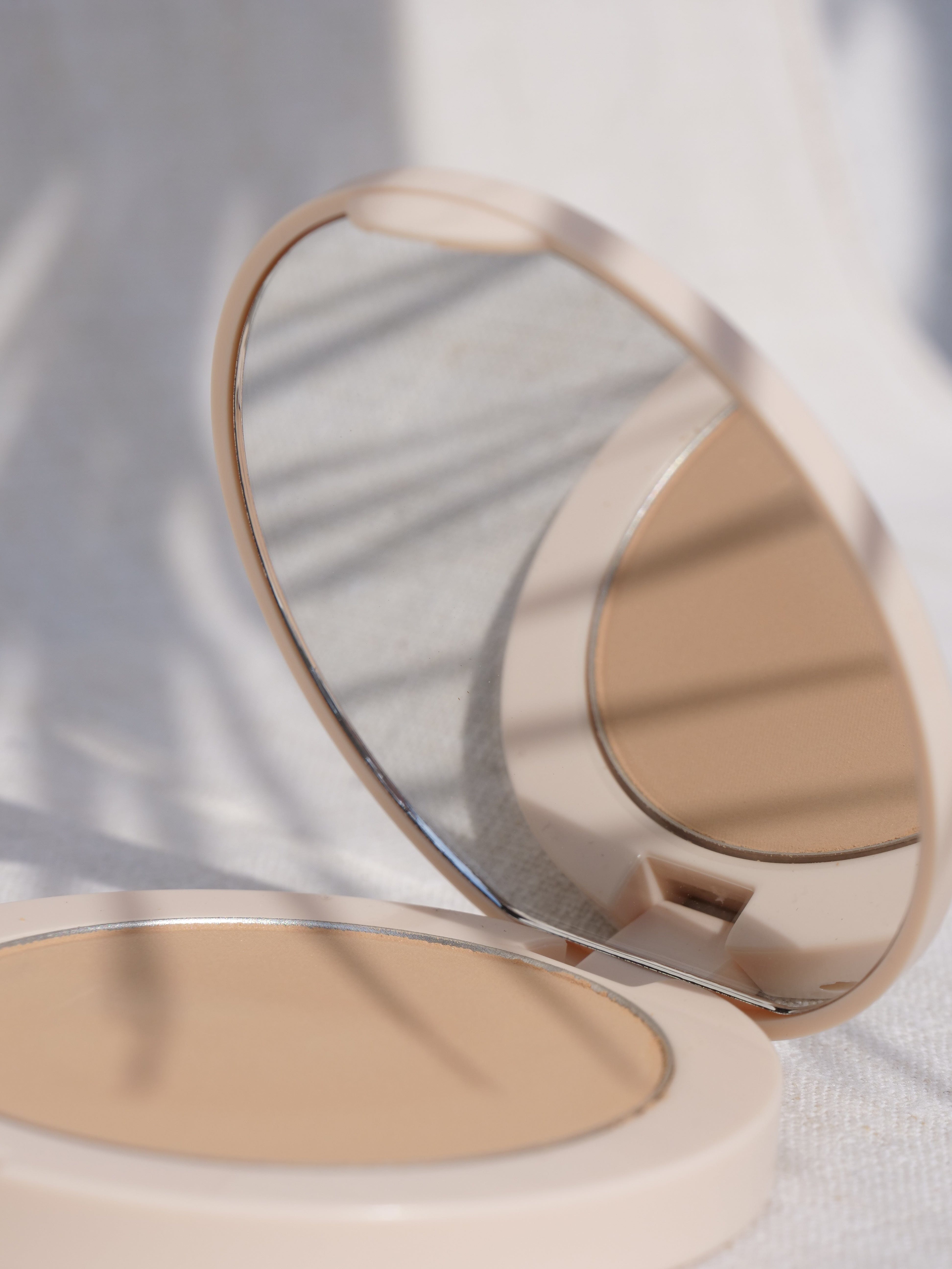 Poudre beige naturel Maquillage PACE Paris 