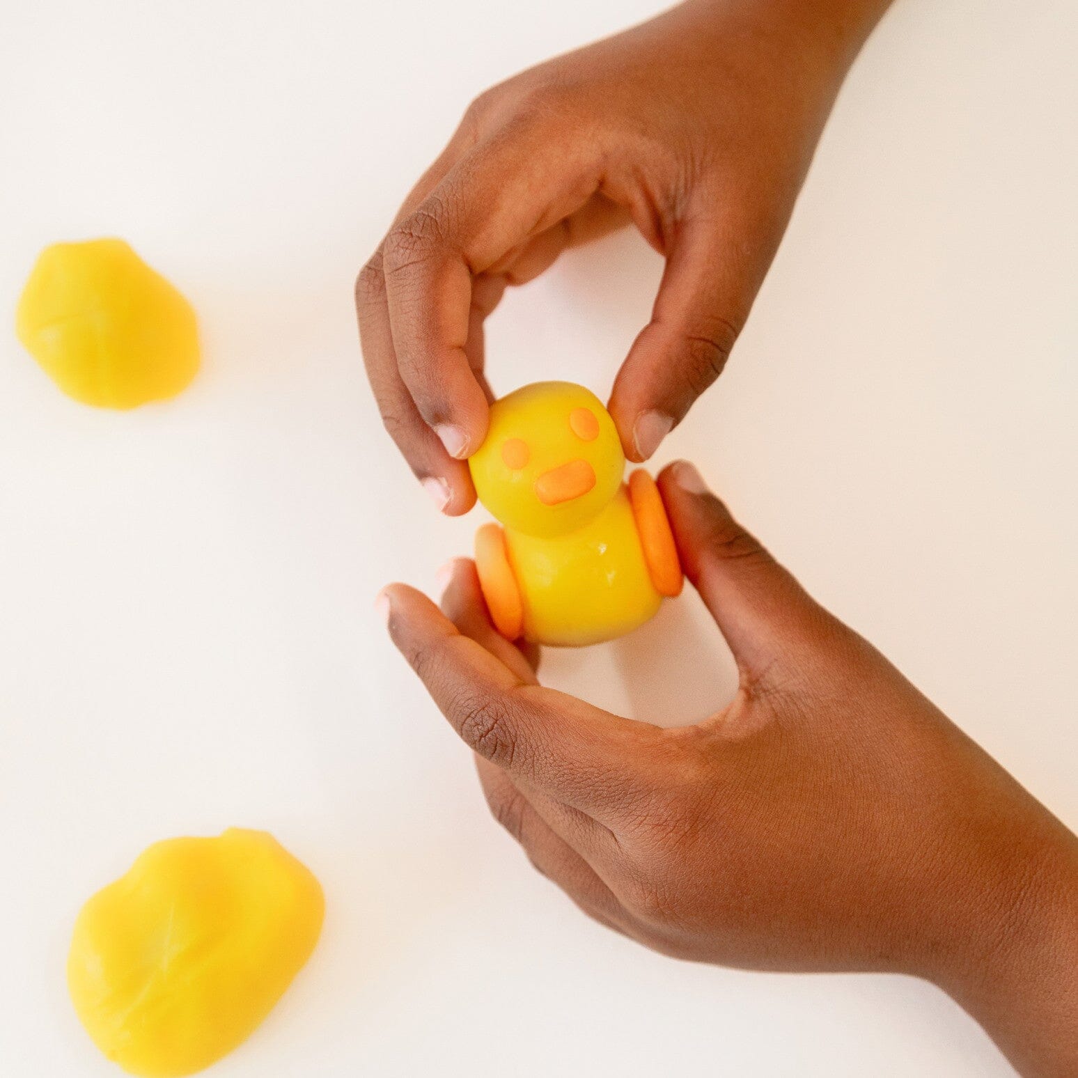 Coffret Pâtes à modeler lavantes orange et jaune avec Ploofy Soin enfant NAILMATIC 